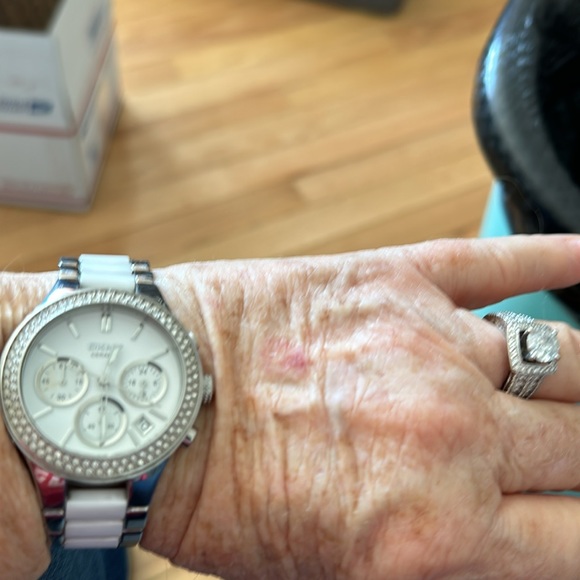DKNY WATCH. White and Chrome. Has 3 circles from other time zones. Used. - Picture 4 of 4